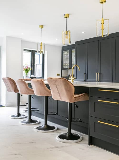 3_31267-2-3 Luxury kitchen renovation with bespoke fittings and marble countertops by KT5.