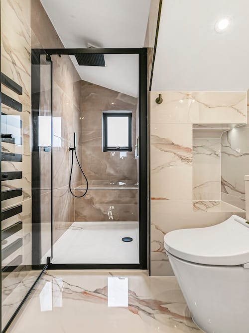 17_31267 Anti-slip shower floor tiling